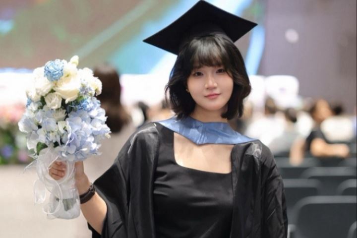 泰山女球迷毕业典礼上演莫伊塞斯庆祝：喜欢泰山10年，最喜欢大雷图片