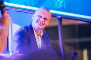 哈兰德参加“曼城在社区”的慈善项目，助力推广更健康的生活方式