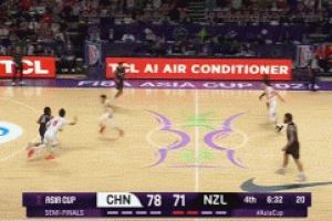 热血！廖三宁+赵睿合力防守拿到球权 后者上篮成功造犯规