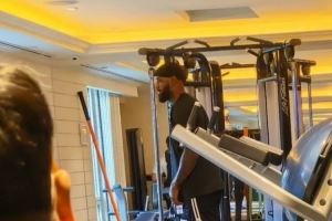 网友晒在酒店遇到詹姆斯：他早上6点就到健身房锻炼 和他打了招呼