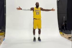 NBA官推晒詹姆斯拍摄定妆照：LBJ参加史无前例的第23个媒体日！