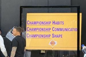 队记晒湖人训练营场边标语：冠军习惯 冠军沟通 冠军状态