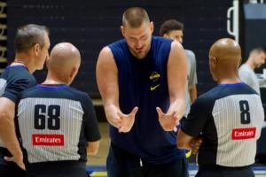 卷到裁判身上了！对抗训练后 约基奇拉着裁判问了20分钟问题