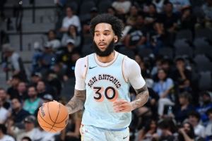 三分很准但犯规也很多！尚帕尼半场三分4中4拿12分 有4次犯规