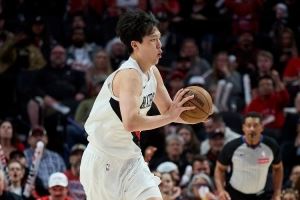 媒体人：杨瀚森进步了！库里拥有圆柱体了！哇欧😂！