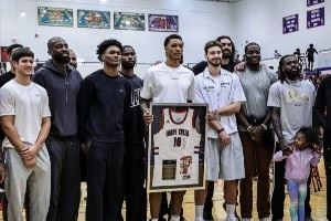 全队出席小贾巴里-史密斯高中球衣退役仪式！火箭队内气氛没谁了