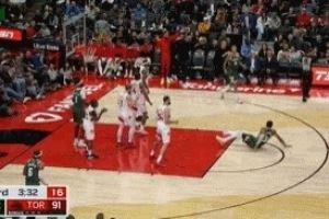 维持原判!字母哥突破对抗倒地被吹进攻犯规&雄鹿挑战失败