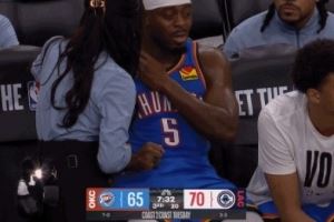 疑似肩膀不适!被换下场的多特晃动自己右肩 随后返回更衣室