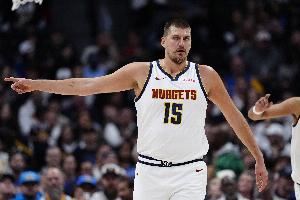 这可不多见！约基奇躲过防守送双手暴扣