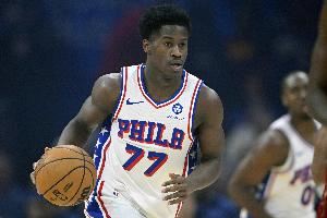 一飞冲天!埃奇库姆持球直杀内线 腾空暴起双手灌筐