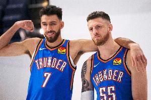 双塔连线!哈滕送抛传 切特接球篮下暴起双手扣篮